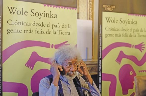 El premio Nobel, Wole Soyinka durante la presentación de su libro en Madrid.