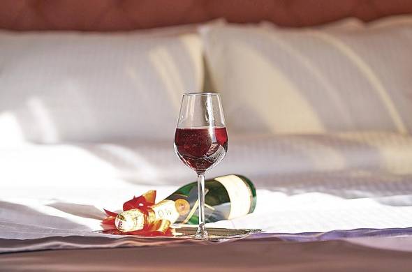 Un par de copas de vino, son necesarias para activar las hormonas del placer.