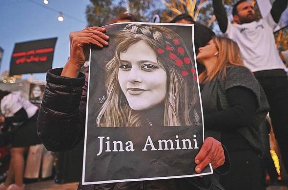 Pancarta de Mahsa Amini en una manifestación en Melbourne.