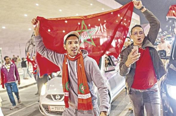 Fanáticos de la selección de Marruecos festejan en Doha, Catar.