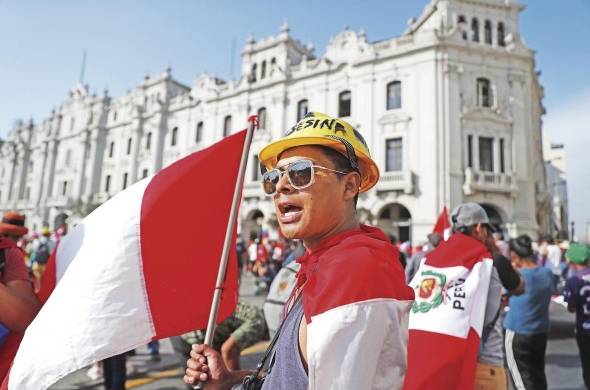 Decenas de personas participan en una nueva manifestación antigubernamental, este martes, en Lima.