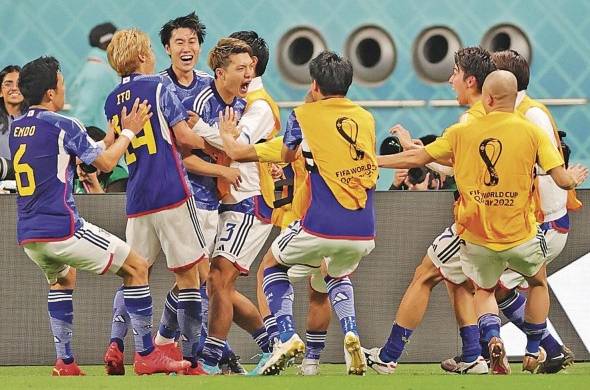 El equipo japonés celebra su victoria ante Alemania.