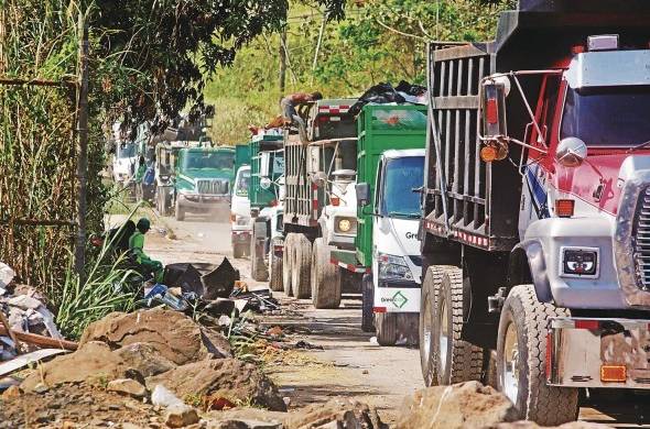 Camiones de recolección de basura llegan al relleno a cielo abierto de cerro Patacón.