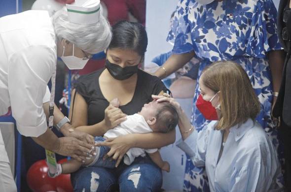 Fotografía tomada el pasado 10 de octubre , en la que se registró a un niño al ser vacunado contra la covid-19, en Ciudad de Panamá (Panamá).