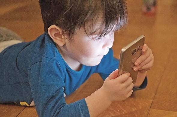 La supervisión del tiempo de exposición a pantallas en niños es determinante para evitar problemas en varias etapas de su desarrollo.