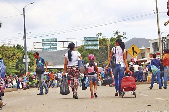 Migrantes venezolanos en la frontera con Colombia.