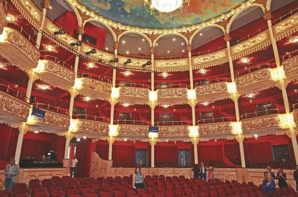 El Teatro Nacional de Panamá es una de las principales obras de estilo neoclásico; se encuentra ubicado en el Casco Viejo.
