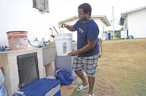 Julio Carrasco reside en Palmera del Oeste 2. Seis meses después de haberse mudado a la barriada empezaron sus problemas con el servicio de agua.