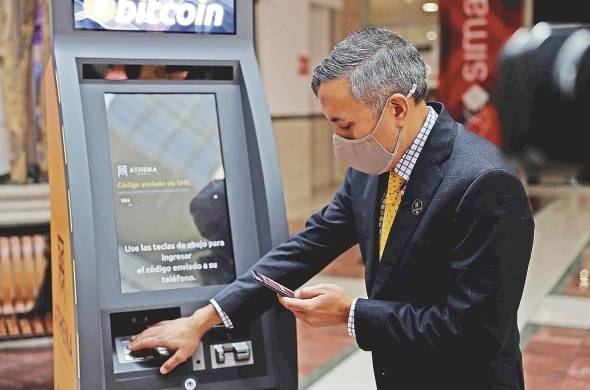 Eric Gravengaard, CEO y fundador de la compañía Anthena Bitcoin, realiza una operación en el nuevo cajero automático para transacciones en bitcoin en San Salvador.