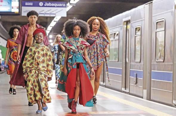 Fotografía que muestra a modelos brasileñas durante un evento de moda, llevado a cabo en una estación de tren en el centro de Sao Paulo, Brasil.