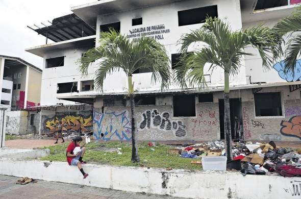 Las personas en situación de calle utilizan la antigua Alcaldía de Panamá como vivienda.