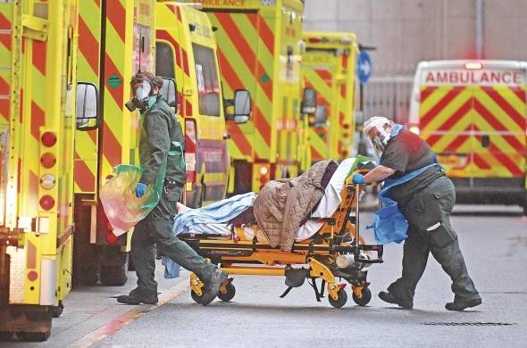 Médicos trasladan a un paciente infectado de covid- 19 al Royal Hospital de Londres.