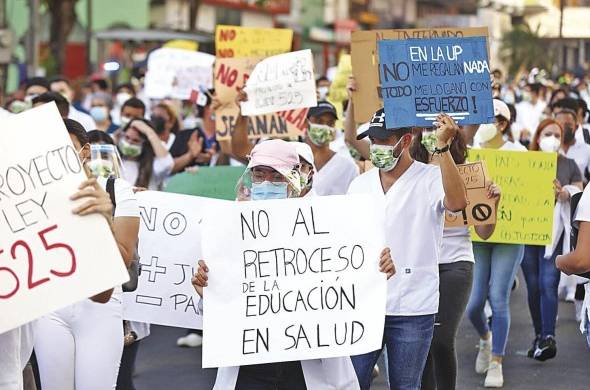 Estudiantes de medicina de la UP llevaron a cabo una marcha en contra del proyecto de ley 525.