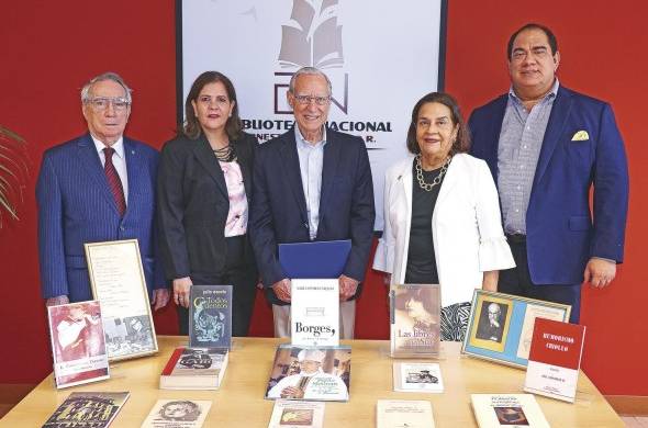 Raúl Vaccaro, Gabriela García, Ricardo Alfaro, María Magela Brenes y Fernando Gómez Arbelaez