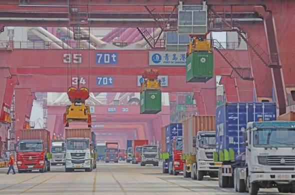 Actividad en el puerto comercial de Qingdao.
