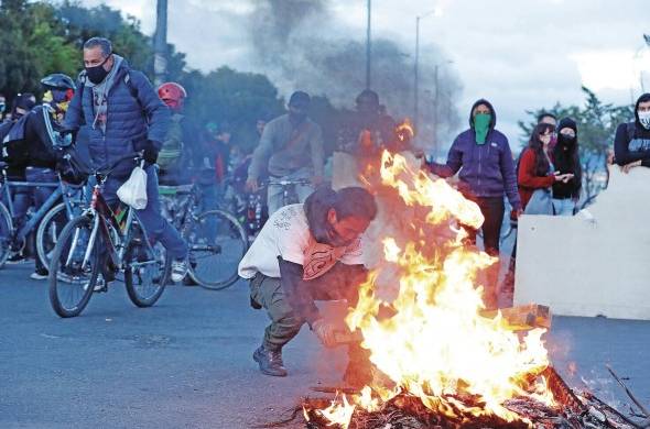 Manifestantes protestaron este lunes en Bogotá, en el día 13 de paro nacional.