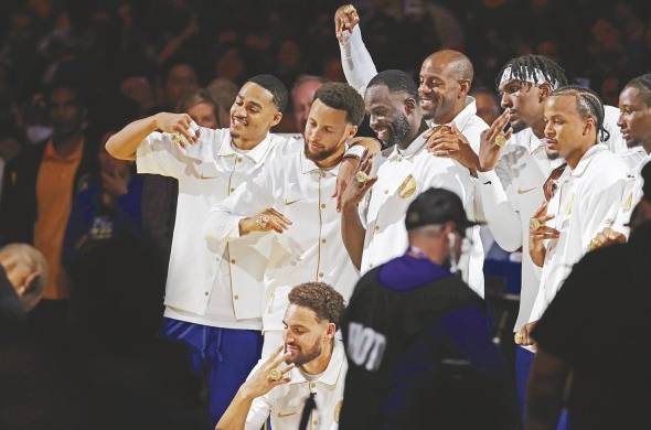 Los Golden State Warriors recibieron su anillo por el campeonato de la temporada pasada.