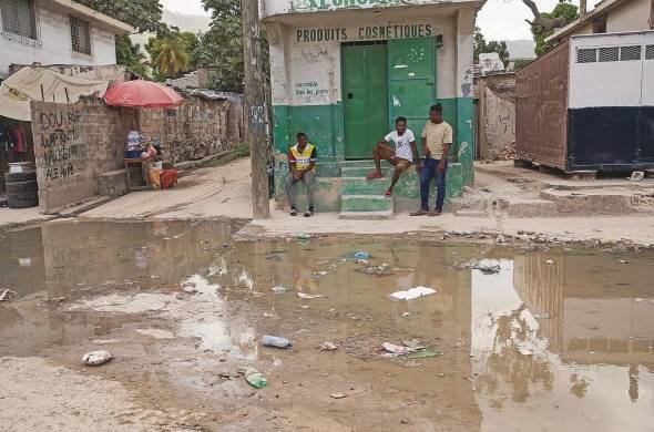 El caso de Haití es el más dramático en la región. Fotografía de una calle del barrio Martissant, barriada que es controlada por las pandillas armadas, en Puerto Príncipe (Haití).