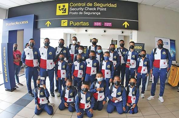 Un total de 33 niños, junto con sus entrenadores y personal de estamentos de seguridad, partieron hacia San José, Costa Rica.