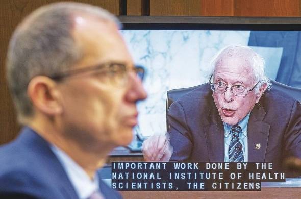 Bernie Sanders, presidente del comité del Senado, sentó a Bancel en la sesión para que respondiera por la propuesta de alza en el precio de la vacuna.