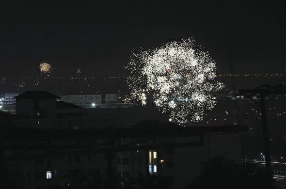 Los destellos de los fuegos artificiales se imponen a la oscuridad de la noche en algunos rincones de la Ciudad de Panamá, donde los vecinos saludaron con pirotecnia la llegada del 2020.