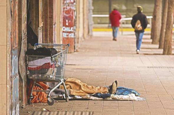 Un hombre sin techo es visto en la calle, en Santiago de Chile, en una fotografía de archivo.
