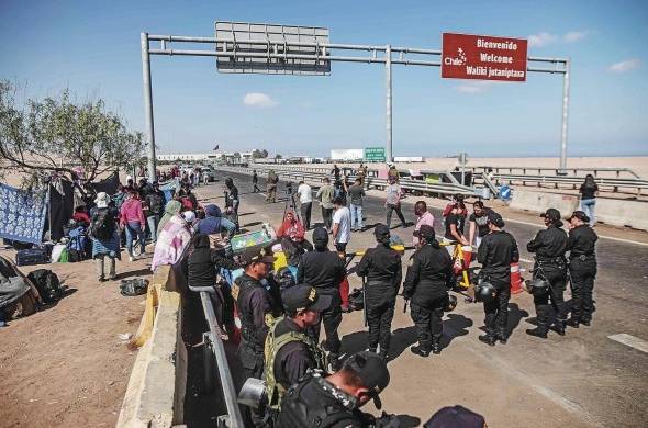 Migrantes esperan en el paso fronterizo de control entre Santa Rosa (Perú) y Chacalluta (Chile).