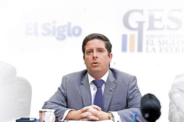 El ministro de Comercio e Industrias, Federico Alfaro Boyd, durante su visita al Grupo Editorial Gese, S.A.