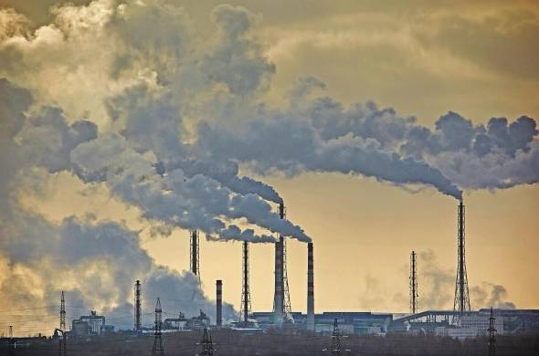 La contaminación ambiental se caracteriza por excesos de polvo, sustancias tóxicas, y gases de escape que causan asma y bronquitis.