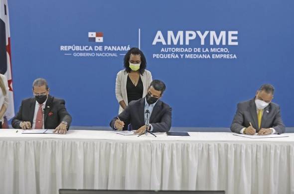 Los funcionarios del Miviot, Ampyme e Inadeh durante la firma del convenio que complementa el Plan Progreso.