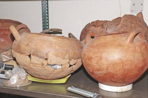 Piezas de cerámica y otros artefactos en el laboratorio de curaduría.