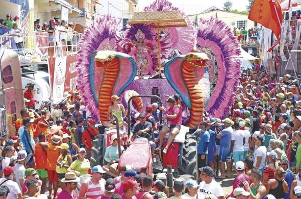 Una de las tunas del carnaval de Las Tablas, rodeada de personas celebrando la fiesta.