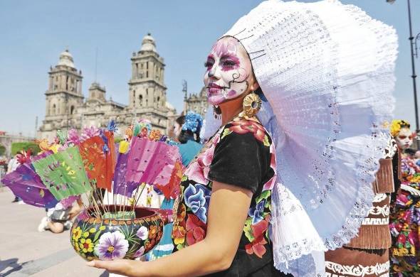 En México se lleva a cabo el tradicional desfile de Día de Muertos, al que acuden cientos de personas.