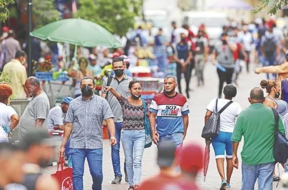 Personas ya iban sin mascarilla el 5 de julio de 2022, en avenida Central de la ciudad de Panamá.