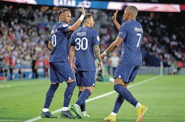 Lionel Messi, Neymar Jr. y Kylian Mbappé, durante un partido de la Ligue 1.