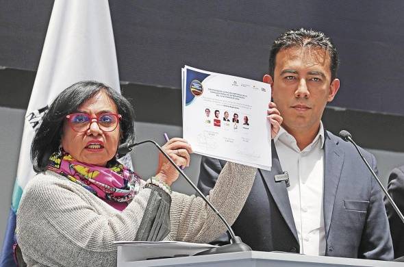La presidenta del Consejo Nacional Electoral (CNE), Doris Ruth Méndez (i), y el registrador nacional, Alexander Vega