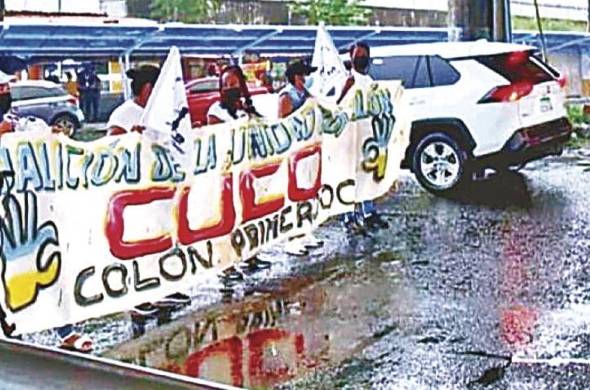 Miembros de la Coalición Unidad de Colón cierran las principales vías de Colón para exigir mejores condiciones.