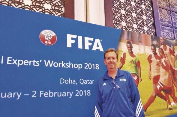 Gary Stempel es, aparte de entrenador, instructor FIFA, dirige cursos y toma también estos para mantenerse actualizado sobre las nuevas metodologías y tecnologías en el fútbol.