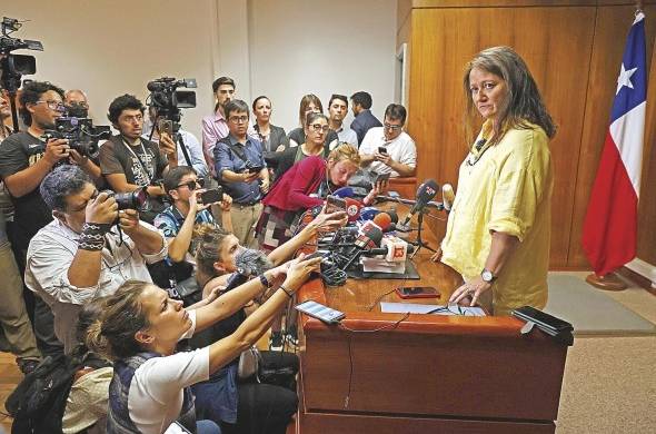 La ministra en visita para Causas de Derechos Humanos, Paola Plaza, participa durante una rueda de prensa tras recibir informe con información crucial sobre la muerte del Nobel chileno Pablo Neruda.