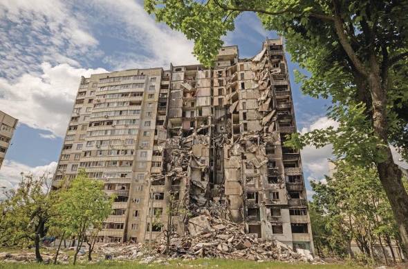 Vista general de un edificio dañado por un misil ruso en Járkov (Ucrania).