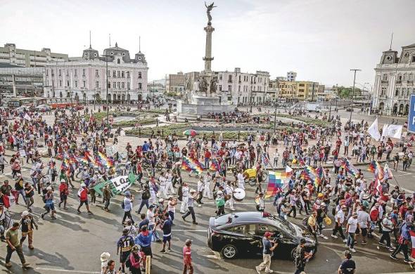 Cientos de personas participan en la gran huelga nacional en Lima.