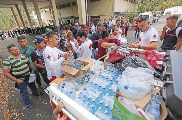 Cruz Roja guatemalteca ofrece víveres y atención médica.