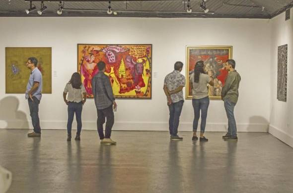 Visitantes conocen la colección del MAC y la obra de Vásquez.