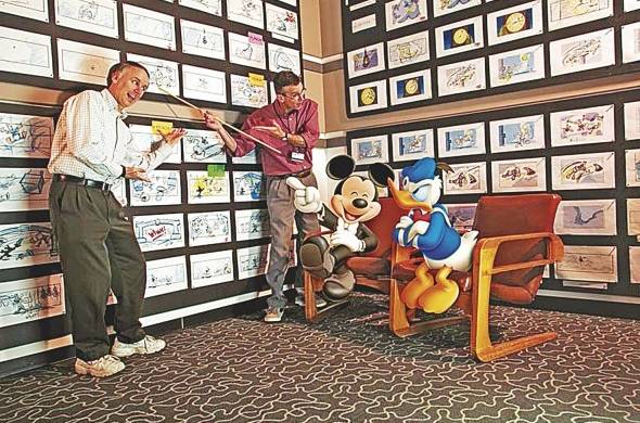 Scribner (Der.) dirigió la atracción Mickey's PhilharMagic en 2003, donde protagonizó al pato Donald.