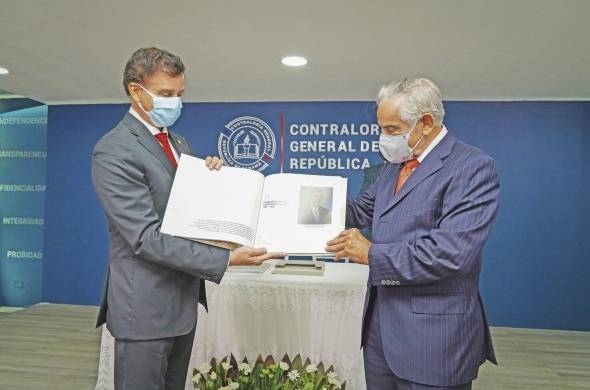 Solís hace entrega de un ejemplar al expresidente de la República y Ex contralor Francisco Rodríguez.