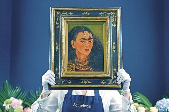 Vista del personal de la casa de subastas de Sotheby's con el autorretrato de la artista mexicana Frida Kahlo, titulado 'Diego y yo', en una fotografía de archivo.
