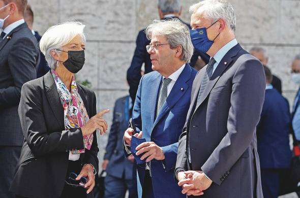 La presidenta del Banco Central Europeo Christine Lagarde, el comisionado europeo para Economía Paolo Gentiloni y el ministro francés de economía, finanzas y recuperación Bruno le Maire, en Lisboa.
