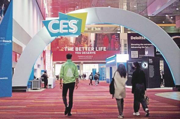 Algunos visitantes en las instalaciones del Consumer Electronics Show (CES) 2022, en Las Vegas, Estados Unidos.