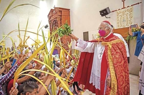 El cardenal Leopoldo Brenes (d) bendice ramos de palmas durante la misa del Domingo de Ramos en el inicio de las festividades religiosas de Semana Santa hoy, en Managua (Nicaragua).