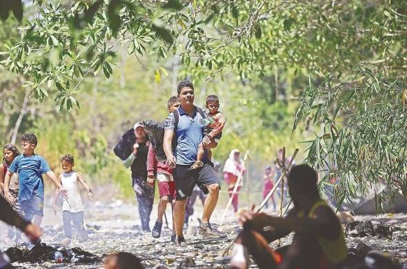 Grupos de personas migrantes caminan en la selva del Darién